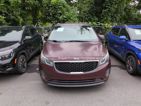 Used 2017 Kia Sedona LX w/ LX Essentials Premium Package FWD image 2