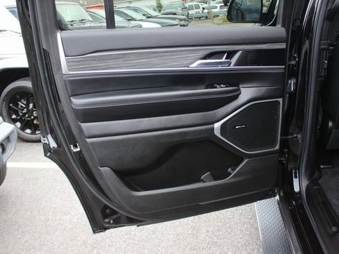 Used 2022 Jeep Wagoneer Series III image 24