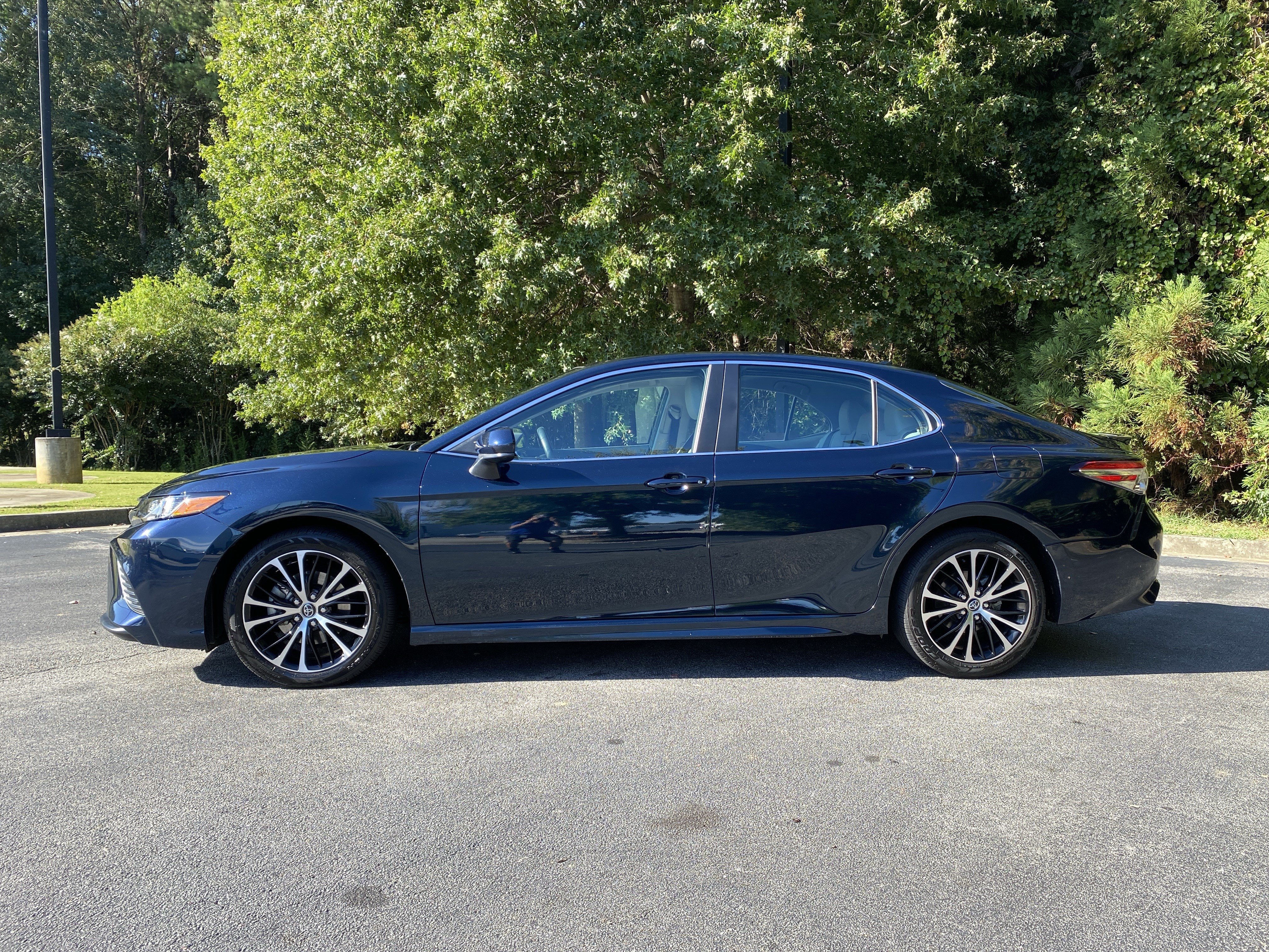 Used 2020 Toyota Camry SE FWD image 6
