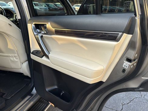 Used 2022 Lexus GX 460 Premium w/ Premium Package image 13