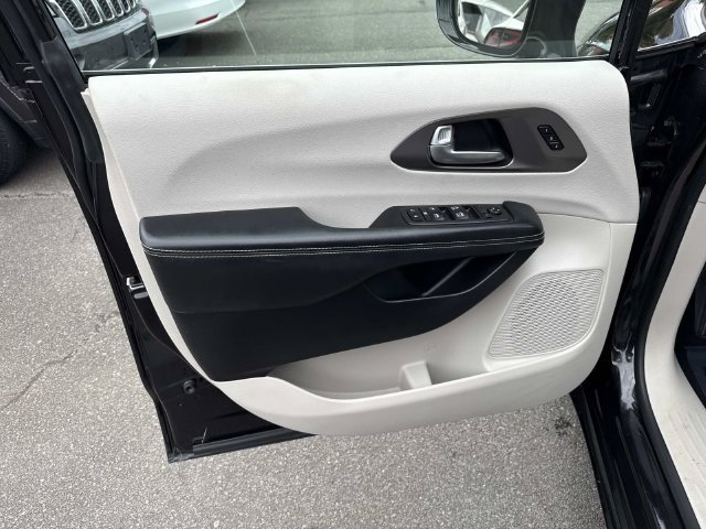 Used 2020 Chrysler Pacifica Touring-L FWD image 13