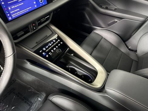 Certified 2025 Porsche Macan Turbo Electric AWD/4WD image 32