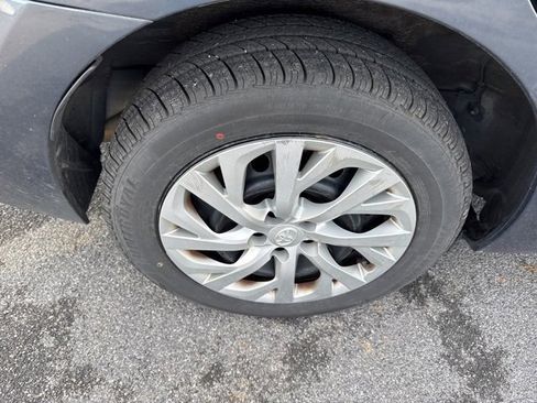Used 2017 Toyota Corolla LE image 9