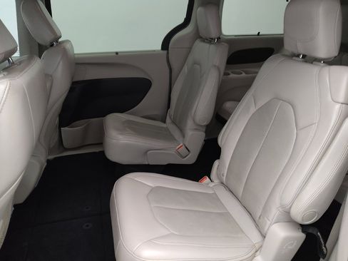 Used 2021 Chrysler Pacifica Touring-L FWD image 18