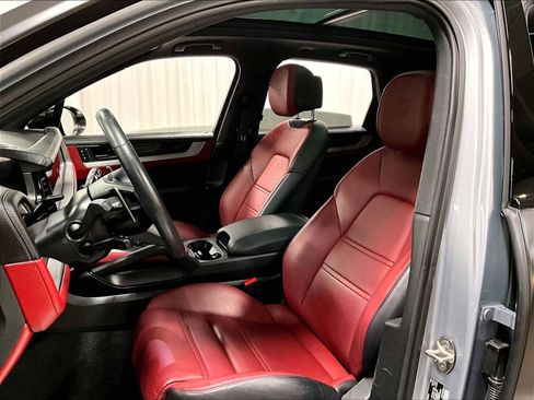 Used 2024 Porsche Cayenne image 8