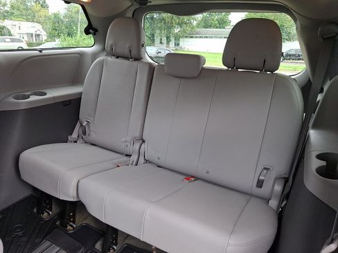 Used 2017 Toyota Sienna XLE Premium FWD image 10