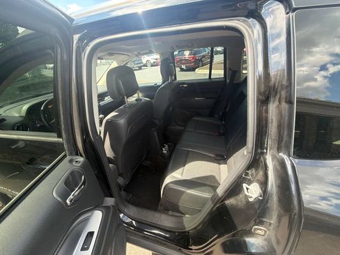 Used 2014 Jeep Compass Latitude FWD image 20