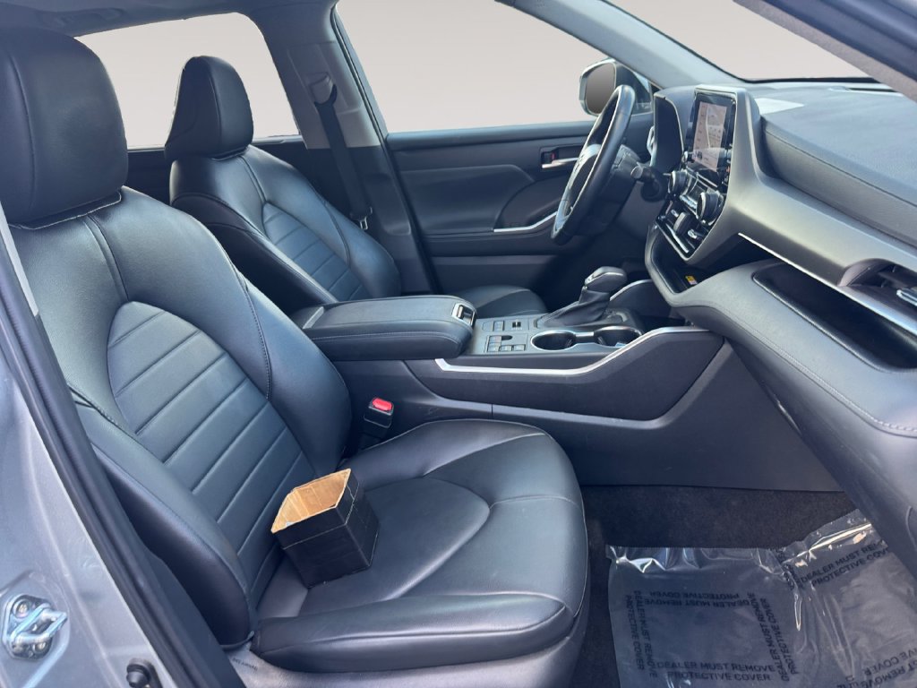 Used 2023 Toyota Highlander XLE AWD/4WD image 15