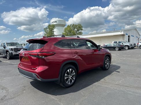 Used 2021 Toyota Highlander XLE AWD/4WD image 5