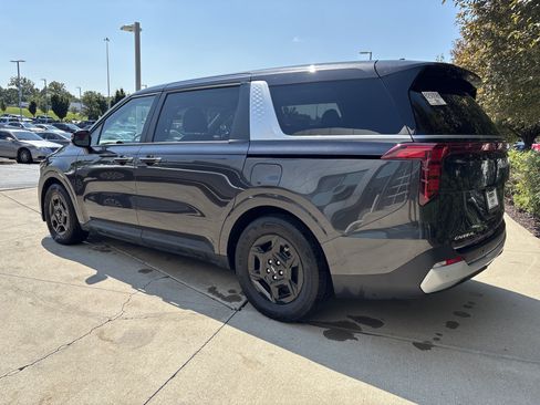 Used 2025 Kia Carnival FWD image 7
