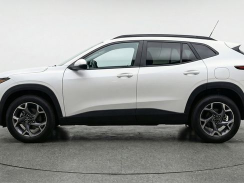 Used 2025 Chevrolet Trax LT FWD image 5