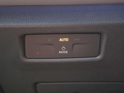 Used 2025 Volkswagen Tiguan SE w/ Panoramic Sunroof Package AWD/4WD image 21