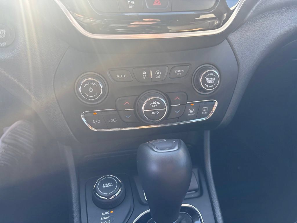Used 2019 Jeep Cherokee Limited AWD/4WD image 15