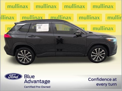 Used 2022 Toyota Corolla Cross XLE image 2