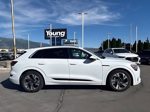 Used 2023 Audi e-tron Premium Plus w/ Premium Plus Package AWD/4WD image 3