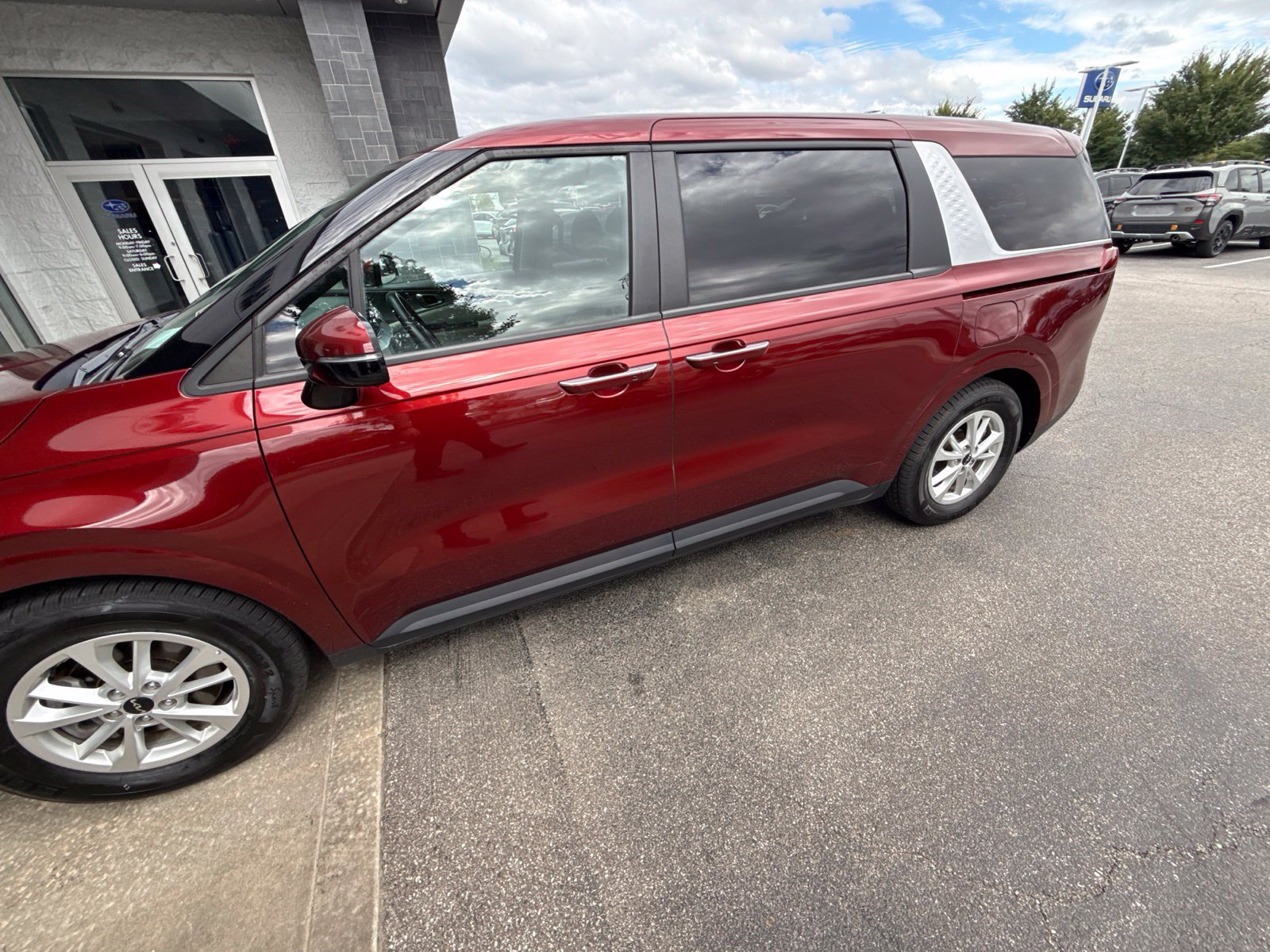 Used 2024 Kia Carnival LX FWD image 6