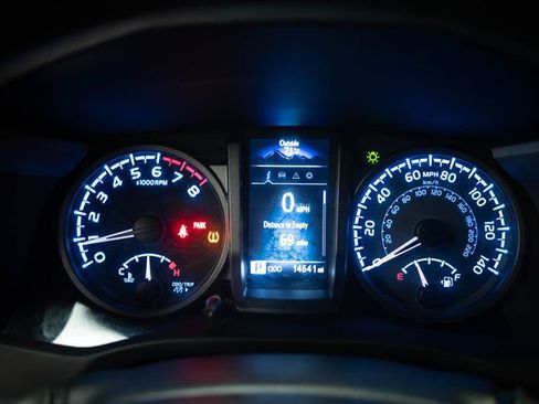 Used 2023 Toyota Tacoma TRD Off-Road w/ Technology Package AWD/4WD image 17