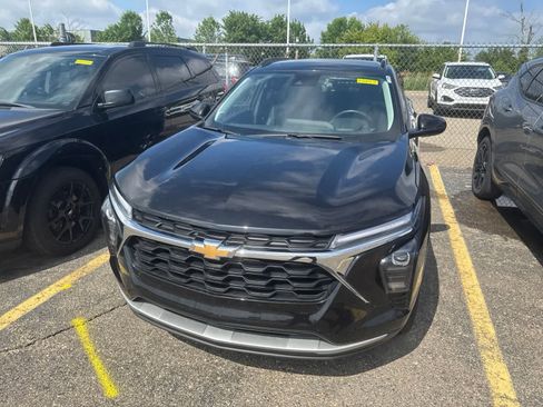 Used 2025 Chevrolet Trax LT w/ Driver Confidence Package FWD image 3