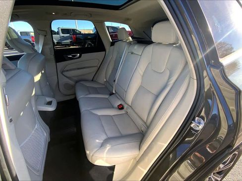 Used 2022 Volvo XC60 B5 Momentum w/ Protection Package Premier image 21