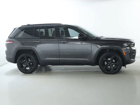 Certified 2024 Jeep Grand Cherokee Altitude image 11