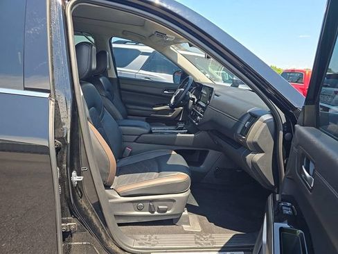 Certified 2025 Nissan Pathfinder Platinum FWD image 6