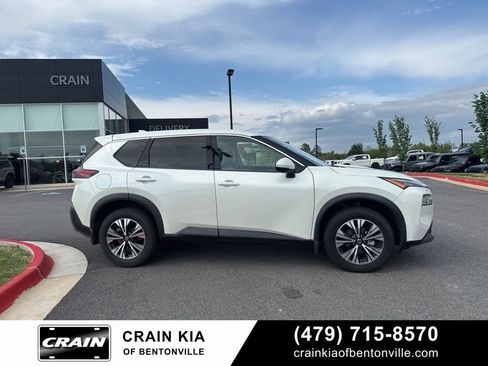 Used 2021 Nissan Rogue SV image 2