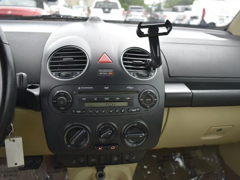 Used 2010 Volkswagen Beetle Convertible FWD image 10