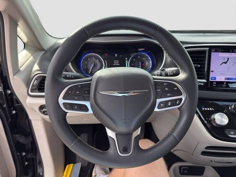 Used 2023 Chrysler Pacifica Touring-L FWD image 10