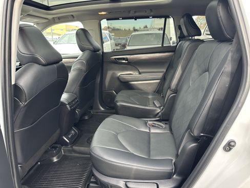 Used 2022 Toyota Highlander Platinum image 9