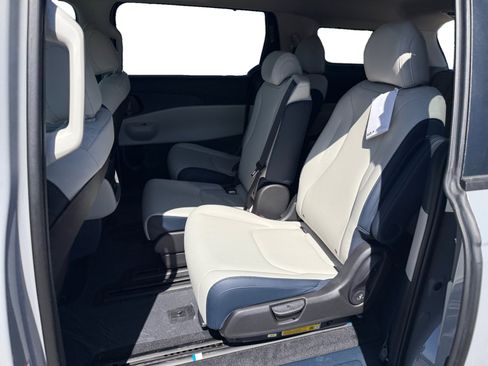 New 2026 Kia Carnival EX FWD image 16