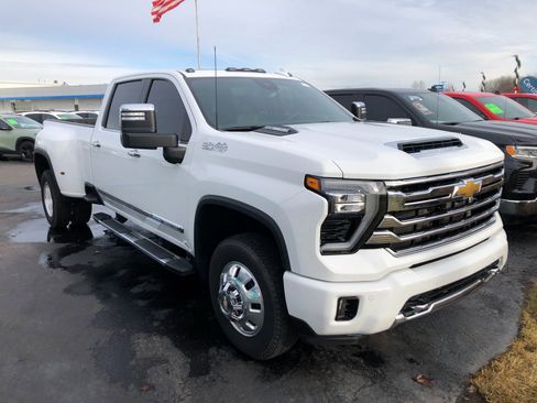 Used 2024 Chevrolet Silverado 3500 High Country w/ High Country Premium Package image 3