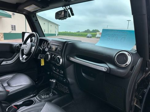 Used 2018 Jeep Wrangler Unlimited Sahara AWD/4WD image 29