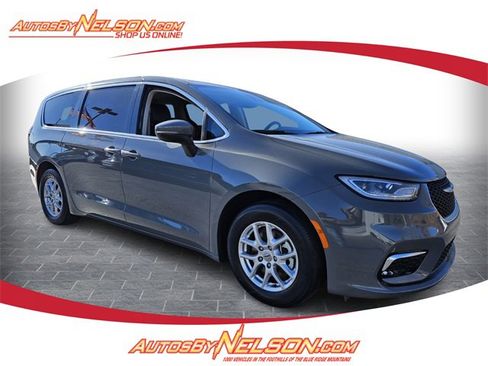 Used 2023 Chrysler Pacifica Touring-L image 1
