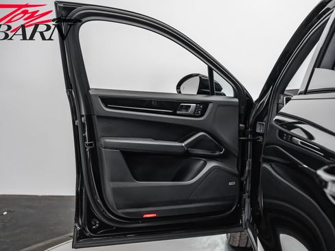 Used 2022 Porsche Cayenne S image 17