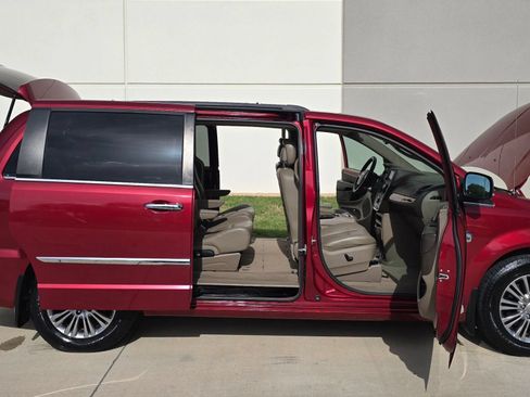Used 2014 Chrysler Town & Country Touring-L w/ Driver Convenience Group FWD image 15