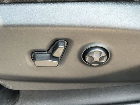 Used 2023 Chrysler Pacifica Touring FWD image 10