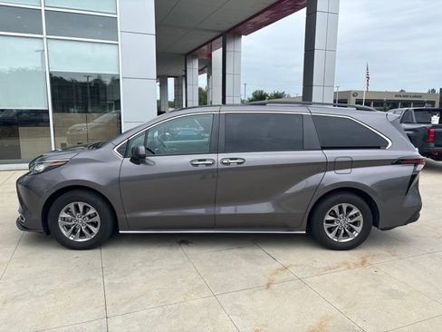 Used 2023 Toyota Sienna XLE w/ XLE Plus Package AWD/4WD image 4