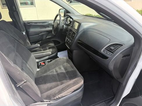 Used 2020 Dodge Grand Caravan SE FWD image 12