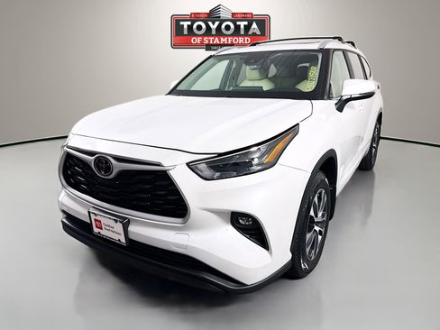 Used 2023 Toyota Highlander XLE AWD/4WD image 3