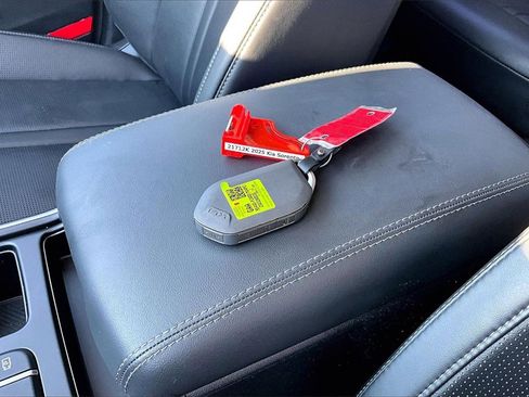 Certified 2025 Kia Sorento EX w/ Panoramic Sunroof Package image 10