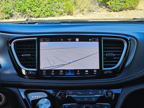 Used 2024 Chrysler Pacifica Limited FWD image 29