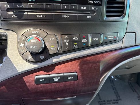 Used 2013 Toyota Sienna XLE FWD image 17