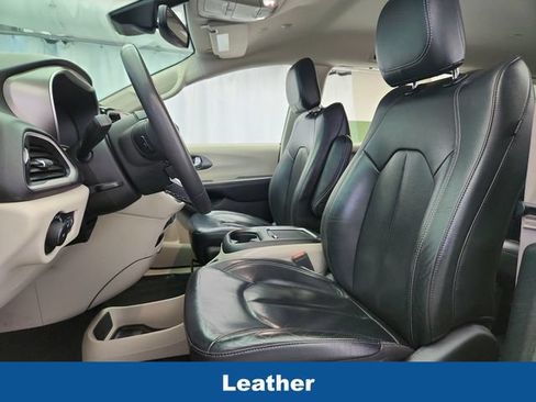 Used 2022 Chrysler Pacifica Touring-L FWD image 10