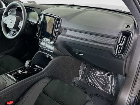 Certified 2023 Volvo XC40 B5 Plus w/ Climate Package image 28