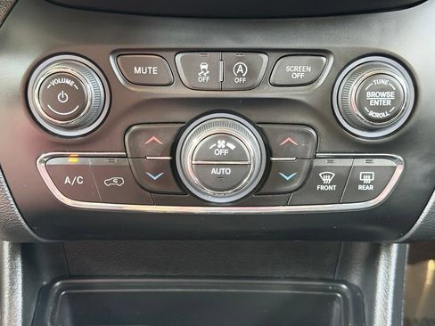 Used 2019 Jeep Cherokee Latitude Plus w/ Comfort/Convenience Group FWD image 47