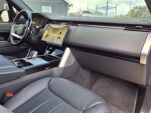 Used 2025 Land Rover Range Rover Long Wheelbase SE image 11