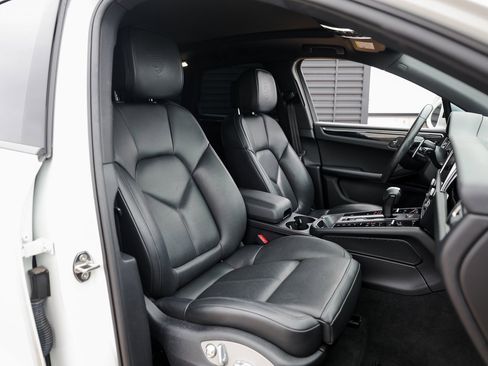 Certified 2023 Porsche Macan image 29