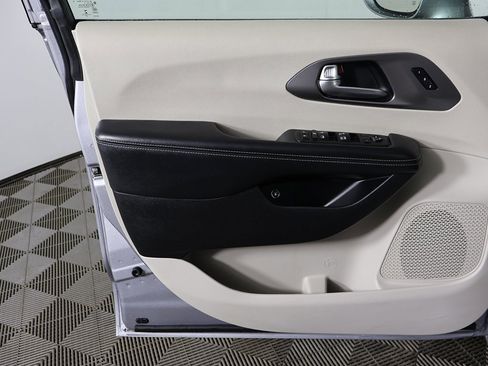 Used 2021 Chrysler Pacifica Touring-L image 20