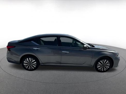 Used 2025 Nissan Altima 2.5 SV FWD image 16