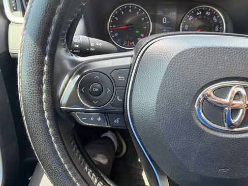 Used 2020 Toyota RAV4 XLE Premium FWD image 17